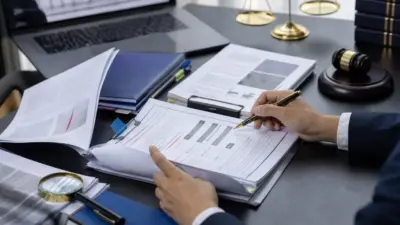 Petugas memeriksa berkas hukum dengan SOP pemeriksaan dokumen hukum pada meja audit modern